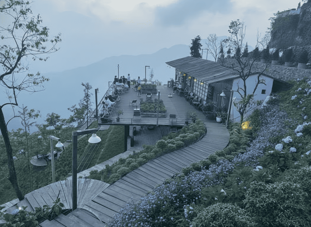 Trạm Hoàng Hôn
Trạm Hoàng Hôn là điểm check-in mới thu hút giới trẻ khi đến Tam Đảo. Nằm ở vị trí cao với tầm nhìn rộng mở, đây là nơi lý tưởng để ngắm hoàng hôn lãng mạn và chụp những bức ảnh đẹp. Không gian quán thiết kế theo phong cách tối giản, tận dụng ánh sáng tự nhiên và gam màu ấm để tạo nên cảm giác gần gũi, thư thái. Menu có nhiều loại trà, cà phê và bánh ngọt để du khách nhâm nhi trong lúc ngắm cảnh.